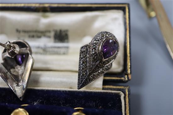 A group of assorted costume jewellery.